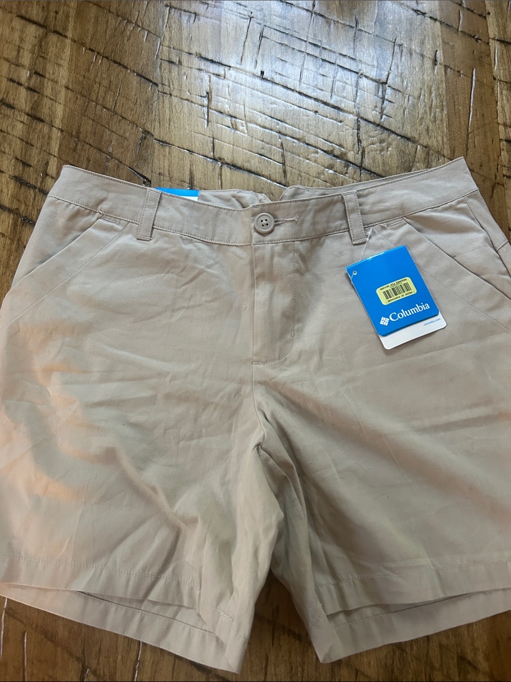 Columbia NWT ladies shorts. Tan. Size 10 6” inseam.